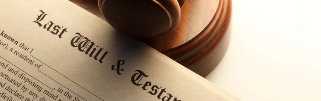 Vieil homme signant un document légal avec un avocat en Thaïlande, illustrant la rédaction d’un testament.