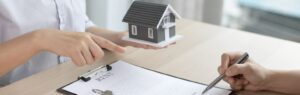 Signature d’un contrat de location immobilière en Thaïlande entre un locataire étranger et un propriétaire local.
