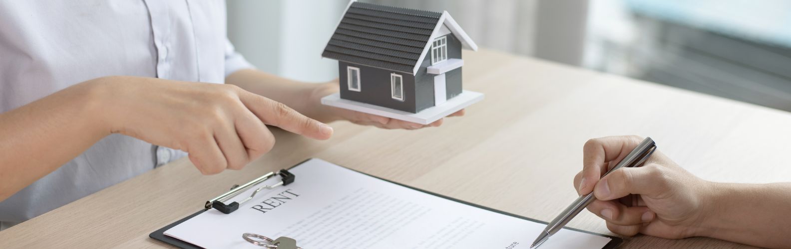 Signature d’un contrat de location immobilière en Thaïlande entre un locataire étranger et un propriétaire local.