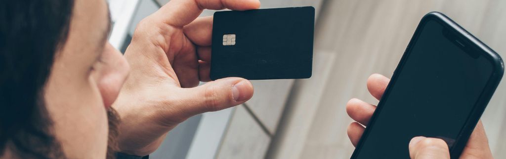 Prévention contre les arnaques investissement Thaïlande : un homme s'apprête à faire un paiement en ligne.
