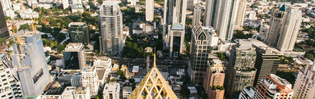 Skyline de Bangkok avec des immeubles résidentiels et commerciaux soumis à la Land and Building Tax en Thaïlande.