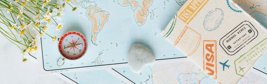 Mappa con bussola e taccuino con timbri di visto, simbolo del visto Thailandia.