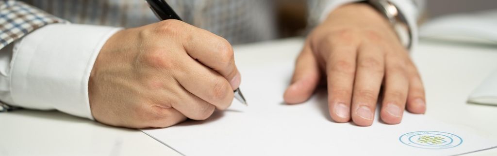 Main signant un document officiel pour l’obtention de l’approbation du BOI Thaïlande