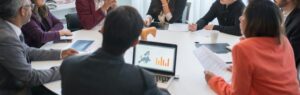 Réunion d’affaires entre investisseurs internationaux dans un bureau moderne, représentant les opportunités offertes par le BOI à Bangkok.