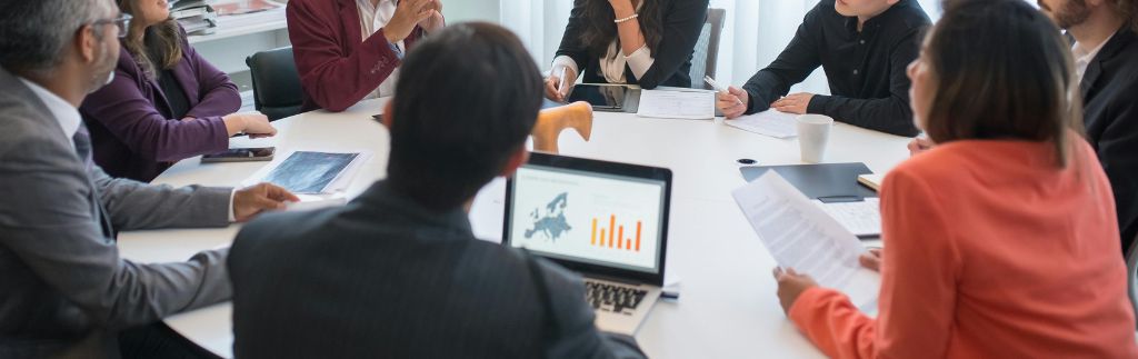 Réunion d’affaires entre investisseurs internationaux dans un bureau moderne, représentant les opportunités offertes par le BOI à Bangkok.