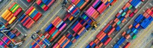 Vue aérienne de conteneurs maritimes colorés représentant l'importation en Thaïlande
