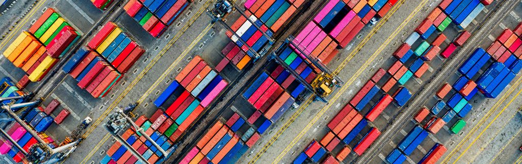 Vue aérienne de conteneurs maritimes colorés représentant l'importation en Thaïlande
