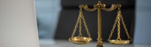 Balance de la justice sur un bureau, représentant le cadre juridique du droit des sociétés en Thaïlande