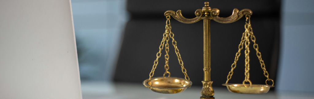 Balance de la justice sur un bureau, représentant le cadre juridique du droit des sociétés en Thaïlande
