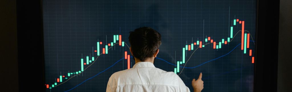 Homme analysant les tendances de l'économie numérique en Thaïlande sur un écran de données financières