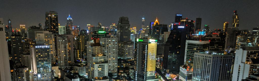 Skyline de Bangkok la nuit, représentant la vitalité économique et le dynamisme de l’industrie créative en Thaïlande.