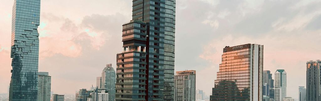 Skyline de Bangkok illustrant les opportunités d’investissement immobilier pour les étrangers en Thaïlande dans un marché urbain en pleine croissance.