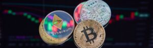 Pièces de crypto-monnaies comme Bitcoin et Ethereum représentant l’investissement en crypto en Thaïlande