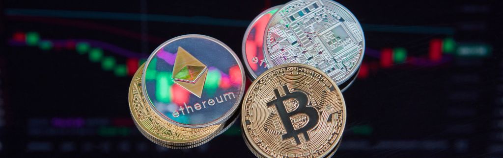 Pièces de crypto-monnaies comme Bitcoin et Ethereum représentant l’investissement en crypto en Thaïlande