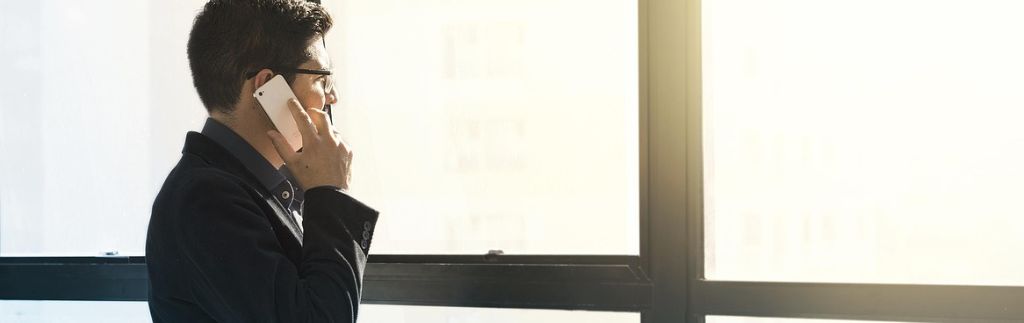 Professionnel au téléphone, représentant les opportunités de Visa Investisseur Thaïlande.