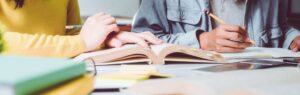 Иностранные студенты учатся вместе с книгами и тетрадями — студенческая виза в Таиланде