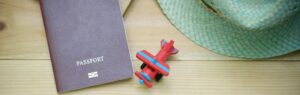 Passeport et avion miniature sur fond de chapeau de voyage : image illustrant une demande de visa en Thaïlande pour français