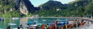 Vue panoramique sur la baie de Krabi avec bateaux traditionnels, idéale pour illustrer un article sur l'immobilier Krabi