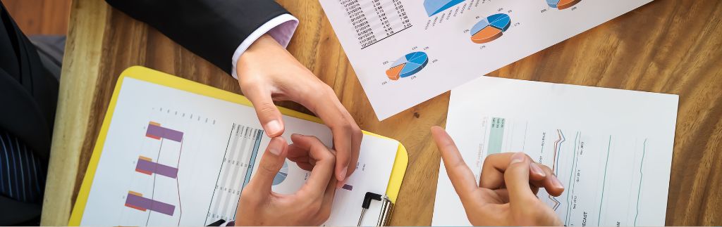 Réunion stratégique pour ouvrir un business en Thaïlande avec analyse de données financières