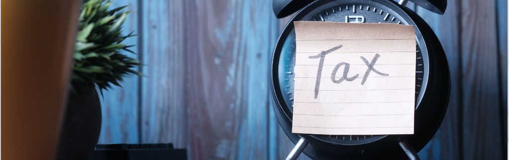 Réveil avec une note "Tax" symbolisant les taxes à l'importation en Thaïlande