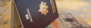 Passeport sur une carte avec billet de banque – visa Thaïlande 2025