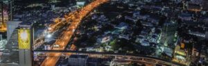 Vue nocturne de Bangkok illustrant le dynamisme urbain pour vivre à Bangkok
