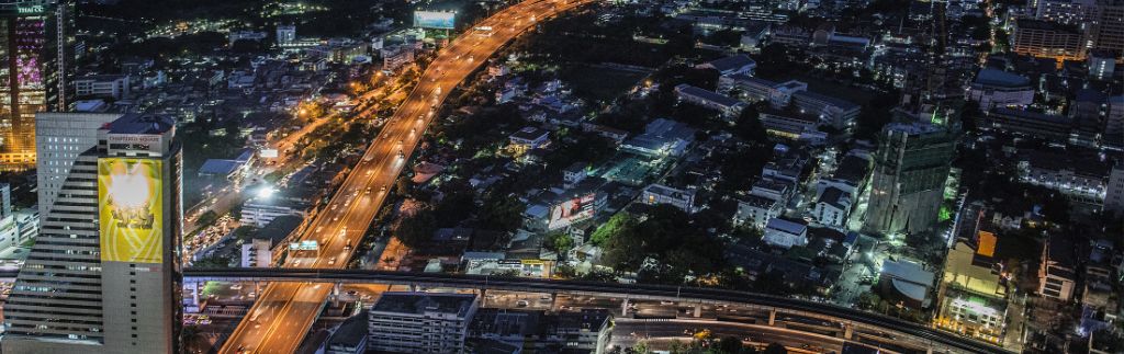 Vue nocturne de Bangkok illustrant le dynamisme urbain pour vivre à Bangkok