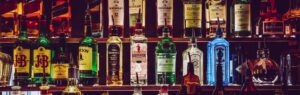 Rayonnage de bouteilles d’alcool illustrant l’age légal pour boire de l'alcool en Thaïlande