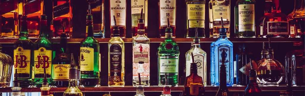 Rayonnage de bouteilles d’alcool illustrant l’age légal pour boire de l'alcool en Thaïlande