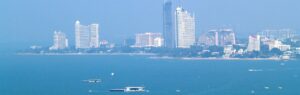 Vue panoramique sur la côte de Pattaya avec des immeubles modernes, idéale pour acheter un appartement à Pattaya.