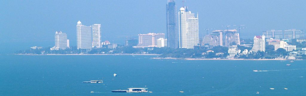 Vue panoramique sur la côte de Pattaya avec des immeubles modernes, idéale pour acheter un appartement à Pattaya.