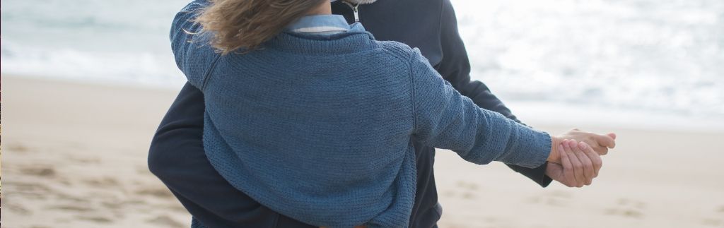 Couple profitant de leur retraite à Pattaya en se promenant sur la plage