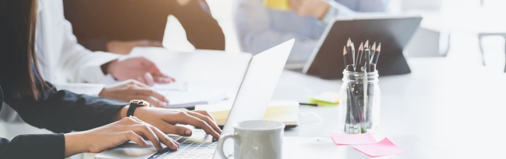 Employés de bureau travaillant sur ordinateur – temps de travail en Thaïlande