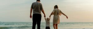 Famille marchant sur la plage, représentant la vie en Thaïlande en famille.