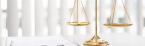 Balance de la justice illustrant le cadre juridique de la majorité sexuelle en Thaïlande