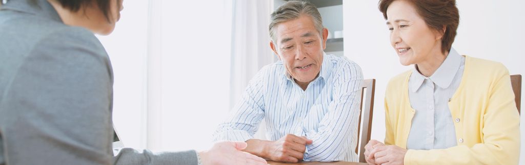Elderly couple consulting a legal advisor about retirement benefits in Thailand