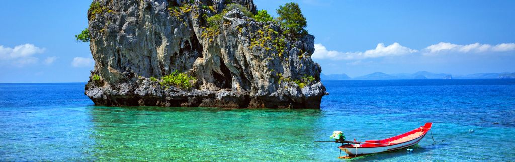Vivre à Krabi, paysage tropical avec bateau et mer turquoise