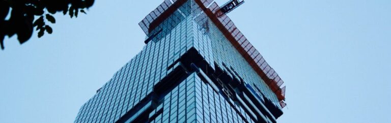 Gratte-ciel moderne à Bangkok représentant la croissance rapide des start-up à Bangkok soutenues par le BOI.