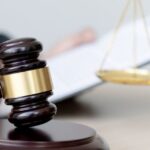 Судья с молотком и весами правосудия — символ законов и правил, регулирующих работу таможня Таиланда.