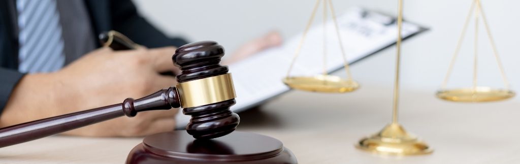 Судья с молотком и весами правосудия — символ законов и правил, регулирующих работу таможня Таиланда.