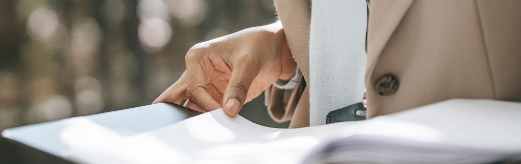Person hält Unterlagen in der Hand – Symbol für Antrag und Dokumente zur Wohnsitzbescheinigung Thailand.