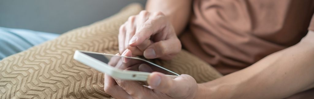 Person füllt auf dem Smartphone die Digitale Einreisekarte Thailand aus