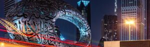 Modernes Wahrzeichen in Dubai bei Nacht – Symbol für Fortschritt und neue Chancen beim Umzug nach Dubai.