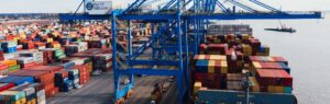 Container e gru portuali in un grande terminal marittimo, simbolo del commercio internazionale e dei dazi doganali in Thailandia.