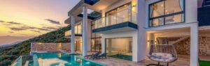 Villa moderna con piscina e vista panoramica al tramonto, simbolo del sogno di comprare casa a Koh Samui.