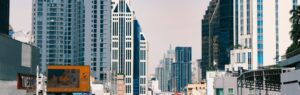 Panoramica urbana di Bangkok con grattacieli moderni e traffico cittadino, simbolo della vita quotidiana nella capitale thailandese.