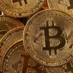 Monete d’oro con il simbolo Bitcoin, rappresentazione del mercato delle criptovalute a Dubai e delle sue opportunità finanziarie.