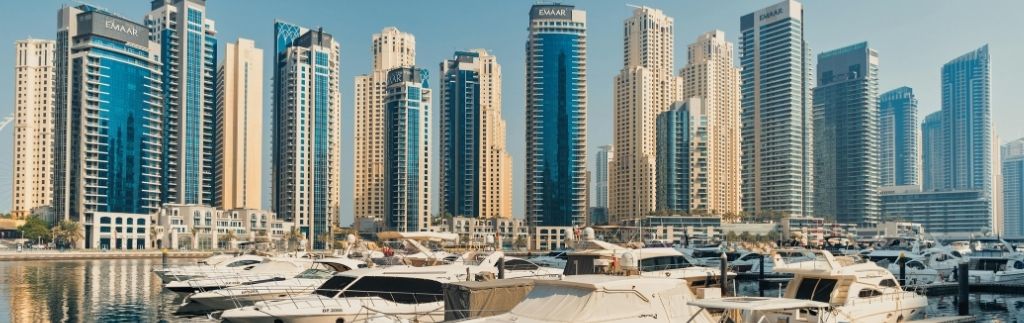 Miete Dubai – moderne Skyline und Yachthafen mit luxuriösen Apartments.
