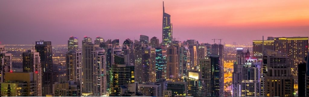 Skyline von Dubai bei Sonnenuntergang – Symbol für Wirtschaft, Finanzen und Mehrwertsteuer Dubai 2024.