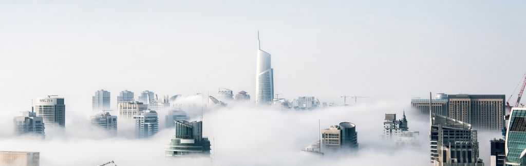 Moderne Skyline von Dubai im Nebel – Symbol für Wirtschaft, Wachstum und Steuern Dubai 2025.